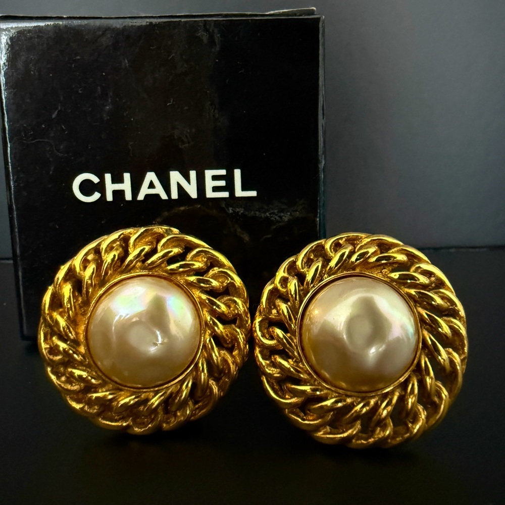 LOT 1716 24K gold plated CHANEL vintage pearl earrings